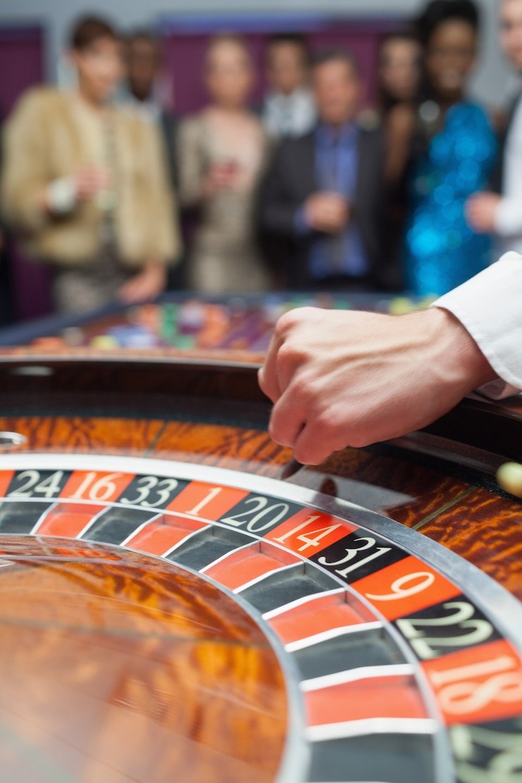 Antarmuka permainan live dealer dengan meja blackjack dan kartu kartu dealer